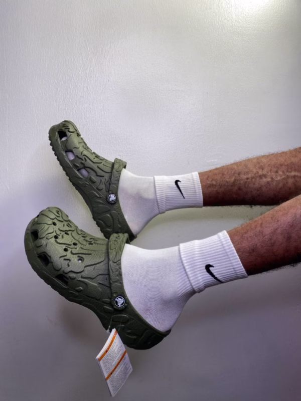 5965193680308522511 Black Textured Crocs Clog – Lightweight Unisex Slip-On Comfort Sandals