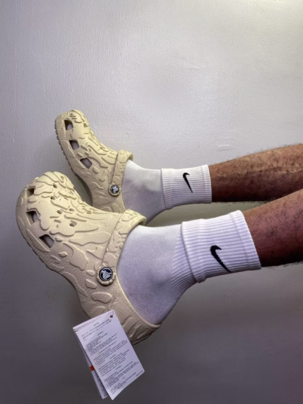 5965193680308522512 Black Textured Crocs Clog – Lightweight Unisex Slip-On Comfort Sandals