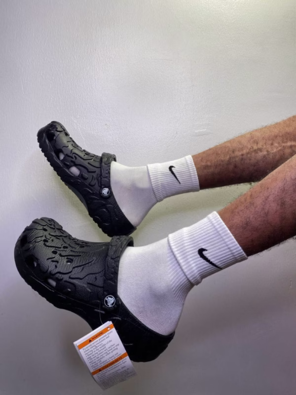 5965193680308522513 Black Textured Crocs Clog – Lightweight Unisex Slip-On Comfort Sandals