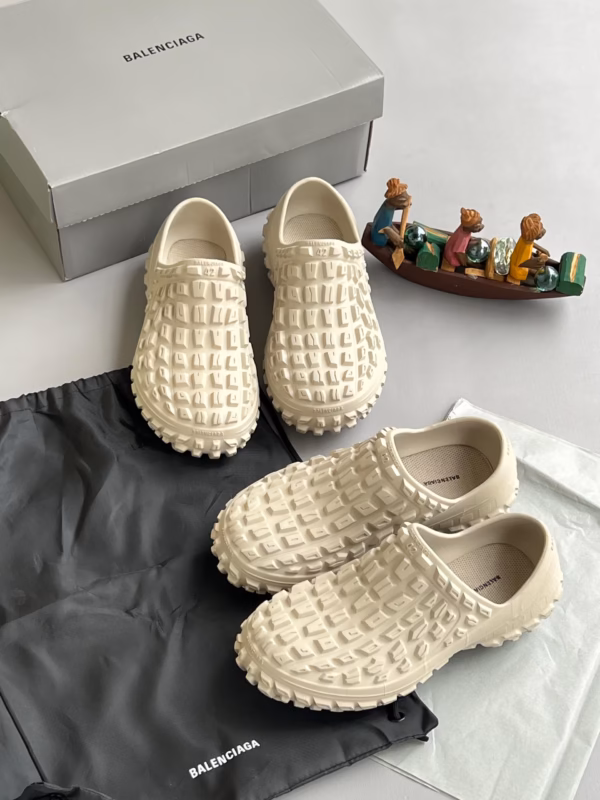 2747ca03-586f-410c-9915-edb98eb5ee87 The Balenciaga HD Mule