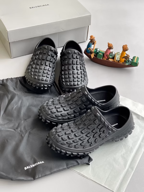 bdc45d3f-0629-4a19-b89c-4c34991f7b20 The Balenciaga HD Mule