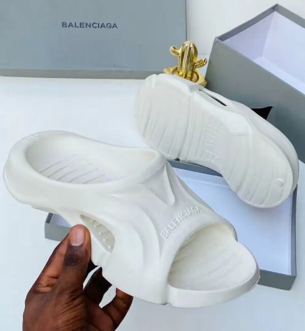 temp_image_7371DAA4-879D-452A-9C81-D8A464BB1BA6 Balenciaga HD Slide