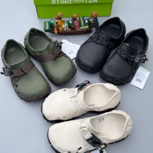 0d82f8ee-196f-4b43-9f6d-5afa8e7c556d(1) Trail Buckle Clogs