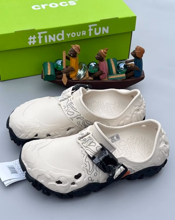 fc9d75f0-fc5d-497a-9605-b5da0d76b511(1) Trail Buckle Clogs